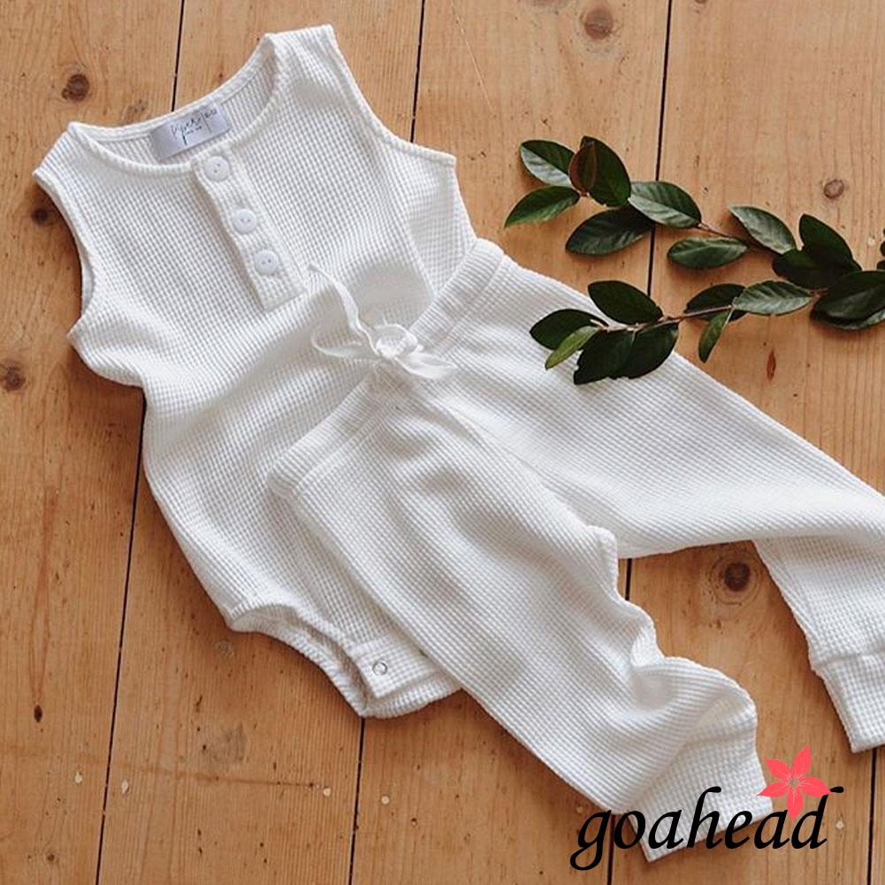 Bộ jumpsuit sát nách in chữ dễ thương cho bé