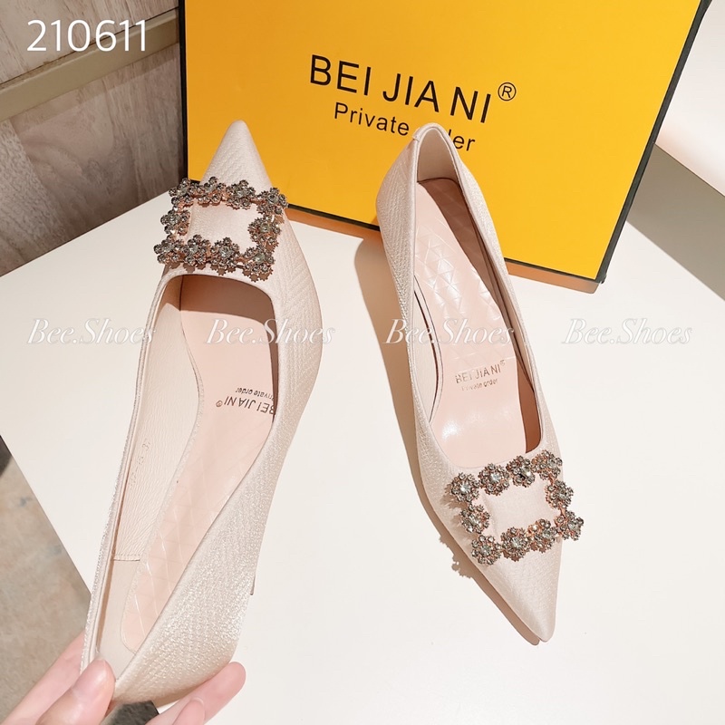 BEESHOES - GIÀY CAO GÓT BEESHOES KHUY ĐÁ VUÔNG SIÊU  XINH SẴN MÀU ĐEN,KEM 210611