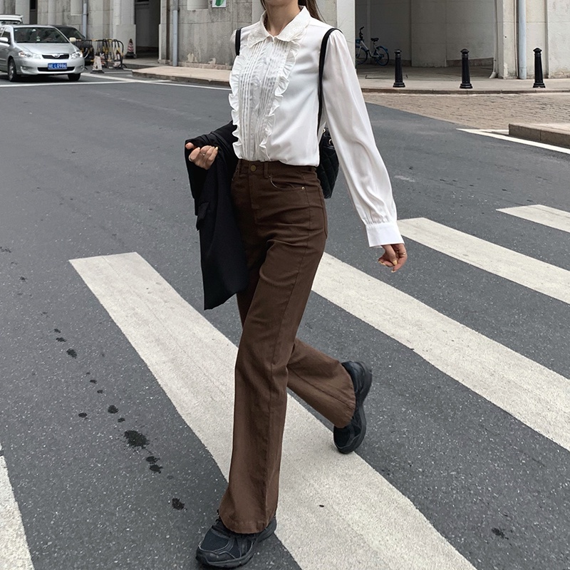 Quần jean lưng cao ống loe form ôm theo phong cách retro dễ phối đồ