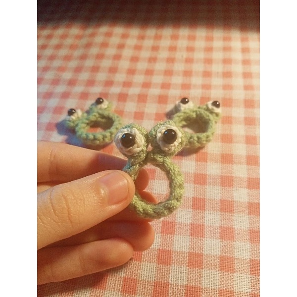 Nhẫn ếch bằng len