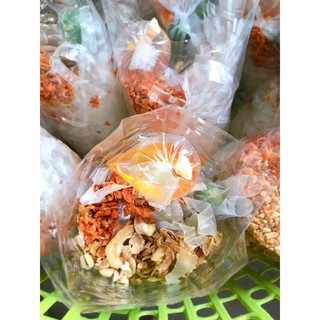Bánh tráng trộn sate cay có kèm sốt