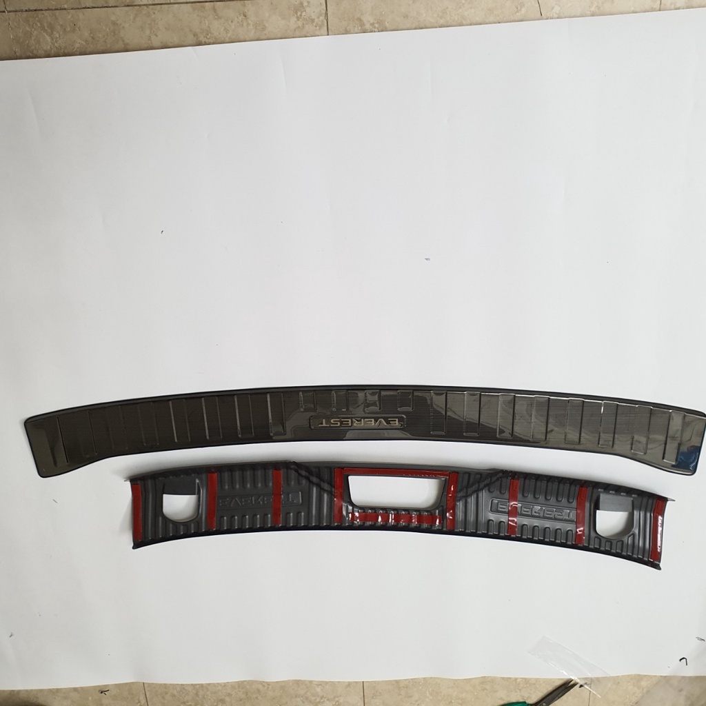 Ốp chống trầy cốp Ford Everest 2022 2023 chất liệu Titan cao cấp