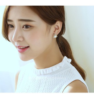 Bông tai hạt châu viền tam giác.