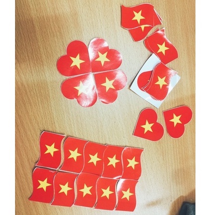 Sticker dán mặt hình trái tim và lá cờ đỏ sao vàng- COMBO 2 hình dán