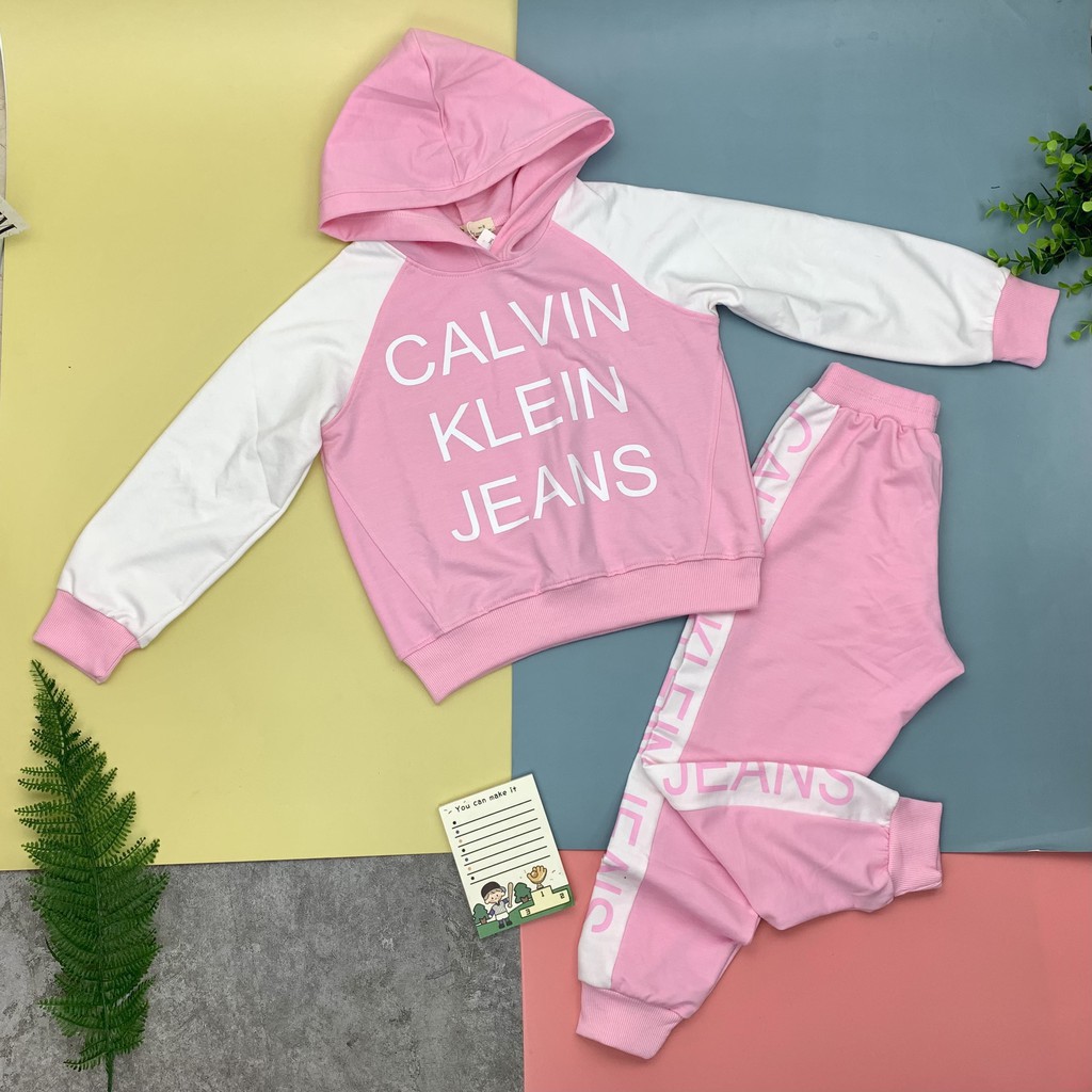 Bộ nỉ da cá thu đông dài tay áo có mũ in chữ bé gái size 9-14T, cho bạn từ 29-40kg. Chât nỉ da cá đẹp, đanh tay, ấm áp