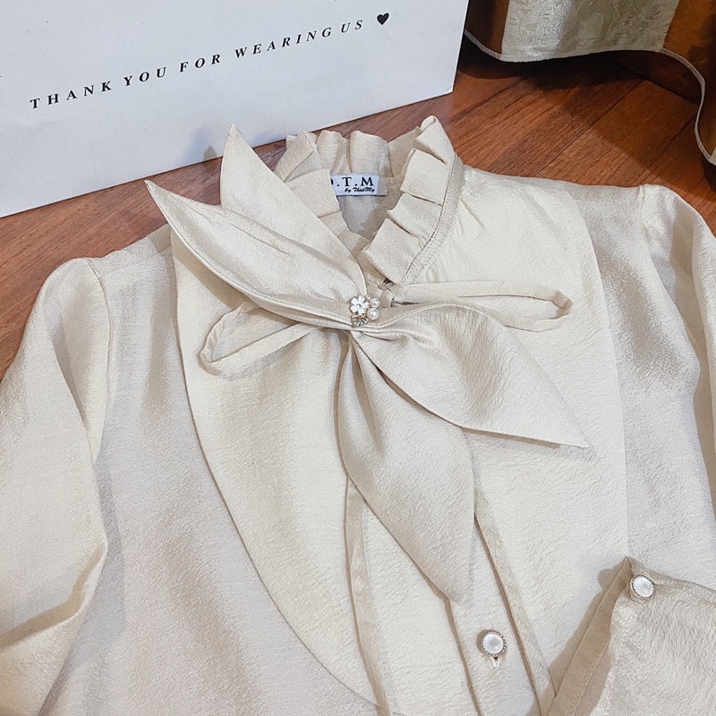 LiLy Shirt - Áo sơ mi tơ nhũ cổ nơ xếp đính đá - Hàng thiết kế