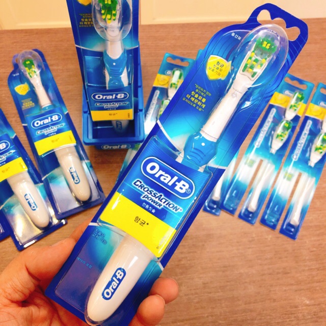 BÀN CHẢI ĐÁNH RĂNG BẰNG PIN ORAL-B CROSS ACTION, Made in KOREA