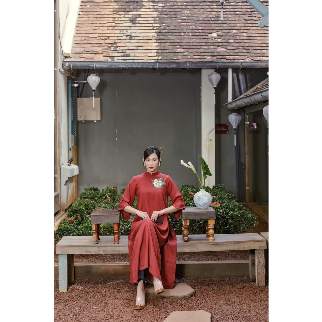 Áo dài cách tân đỏ thêu hoa