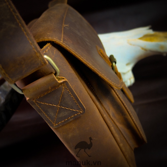 Túi đeo chéo da bò nam cao cấp | Messenger bag basic 10.5in | Manuk leather (Túi da Ipad)