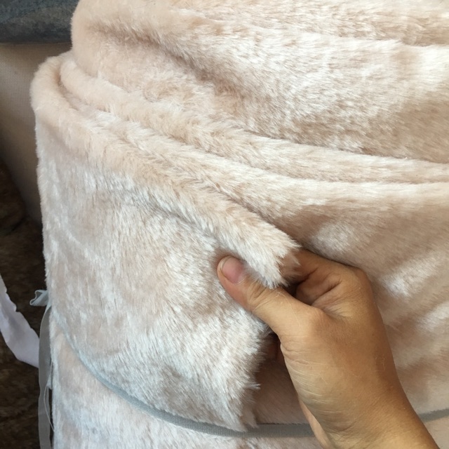 Thảm lông thú màu kem da kt 1m*1'4m