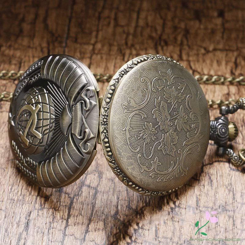 Đồng hồ bỏ túi khắc họa tiết búa liềm bắt mắt