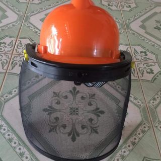 Mũ bảo hộ có tấm chắn che mặt bằng lưới hoặc meka