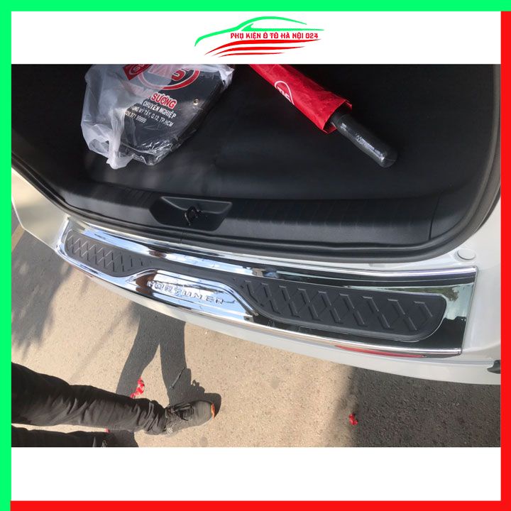 Ốp chống trầy cốp ngoài nhựa đen 3D Fortuner 2017-2022 phản quang dán cốp sau chống xước trang trí xe