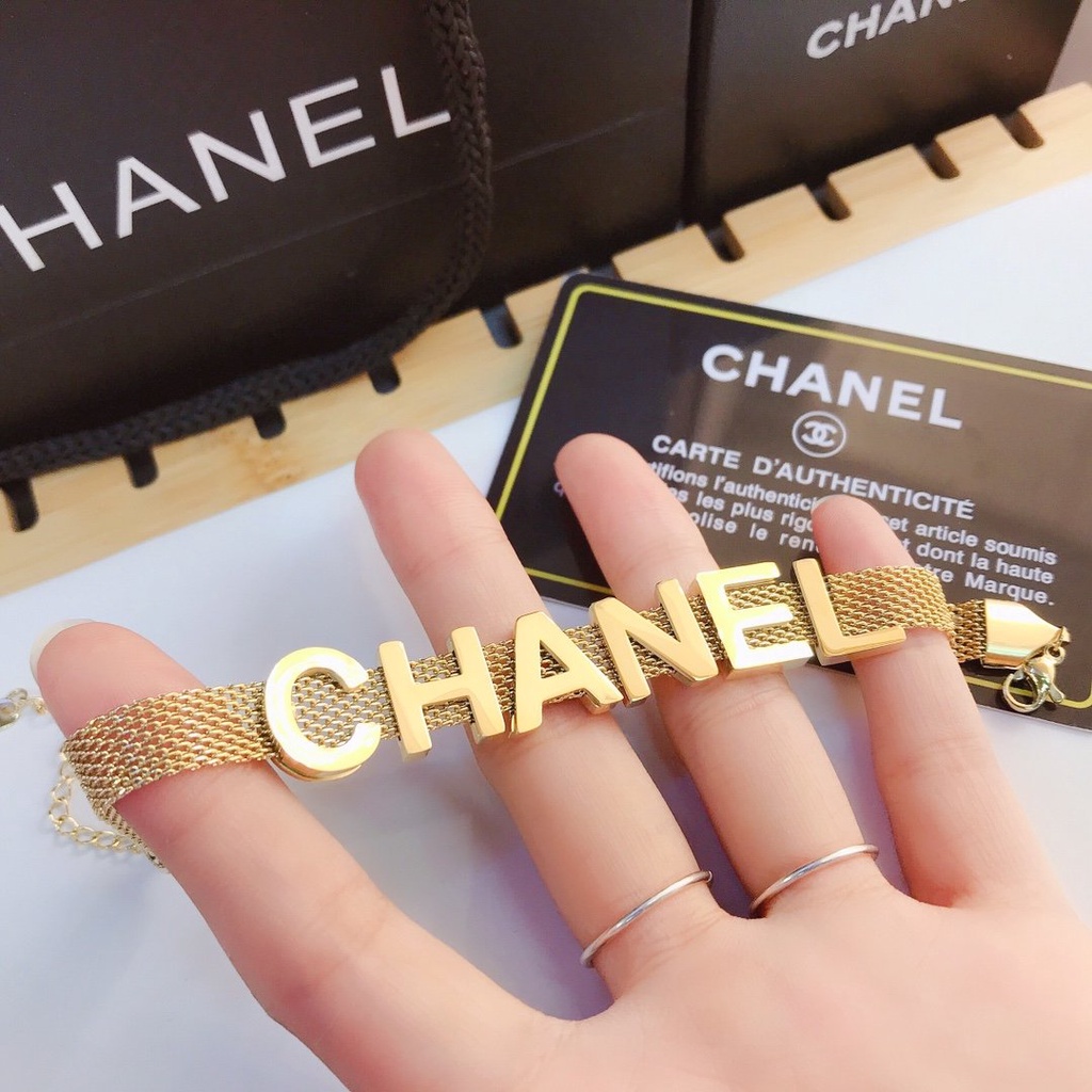 Vòng Tay Nữ Bằng Thép Titan Khắc Chữ Chanel Thời Trang