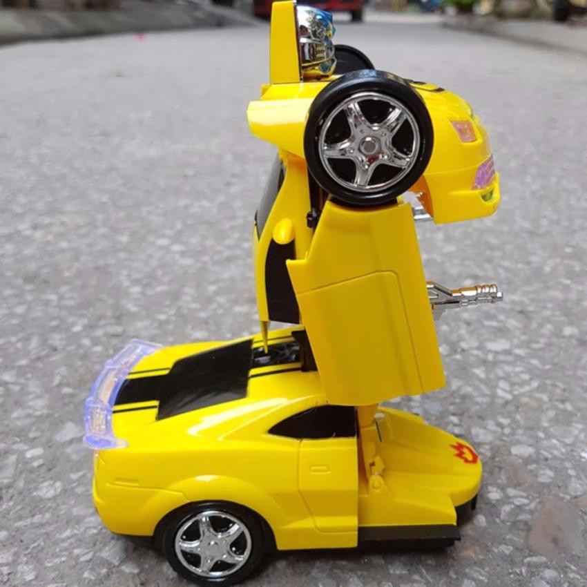 Xe ô tô biến hình thành Robot chạy pin phát nhạc