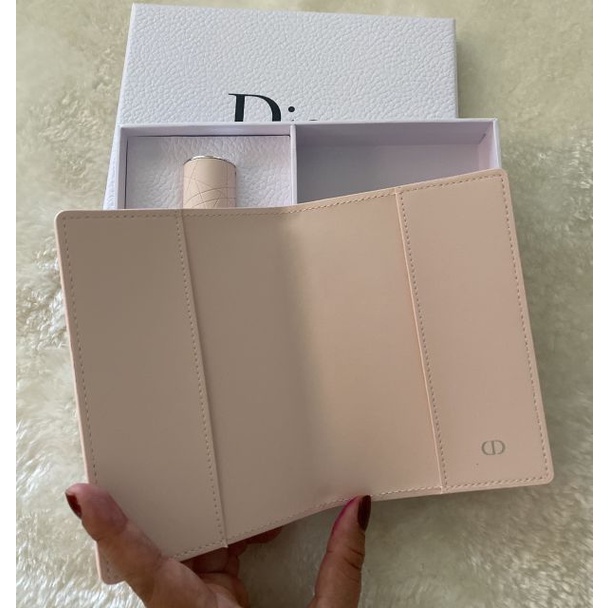 Sét DIOR : Nước Hoa Miss Dior Blooming Bouquet EDt ( Lọ chiết 10ml ) + Ví Đựng Passport.