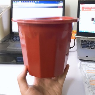 Chậu nhựa tròn nâu đỏ <://:>