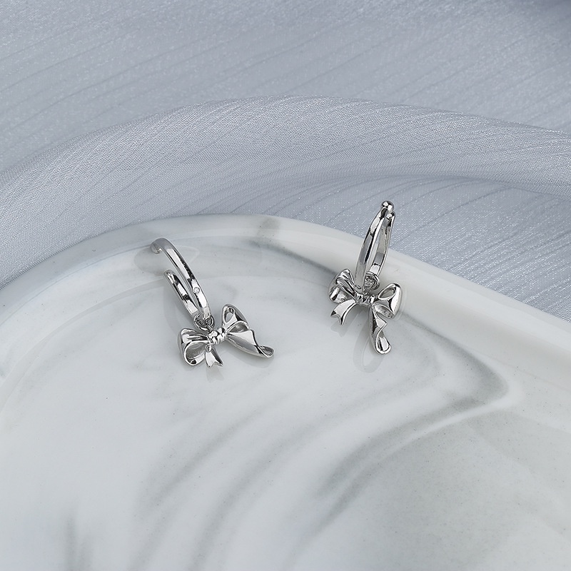 Bông Tai Dạng Kẹp Hình Nơ Màu Bạc Dễ Thương Cho Nữ