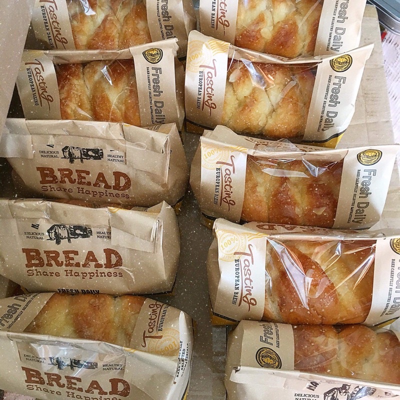 Bánh Mì Hoa Cúc Hạnh Nhân