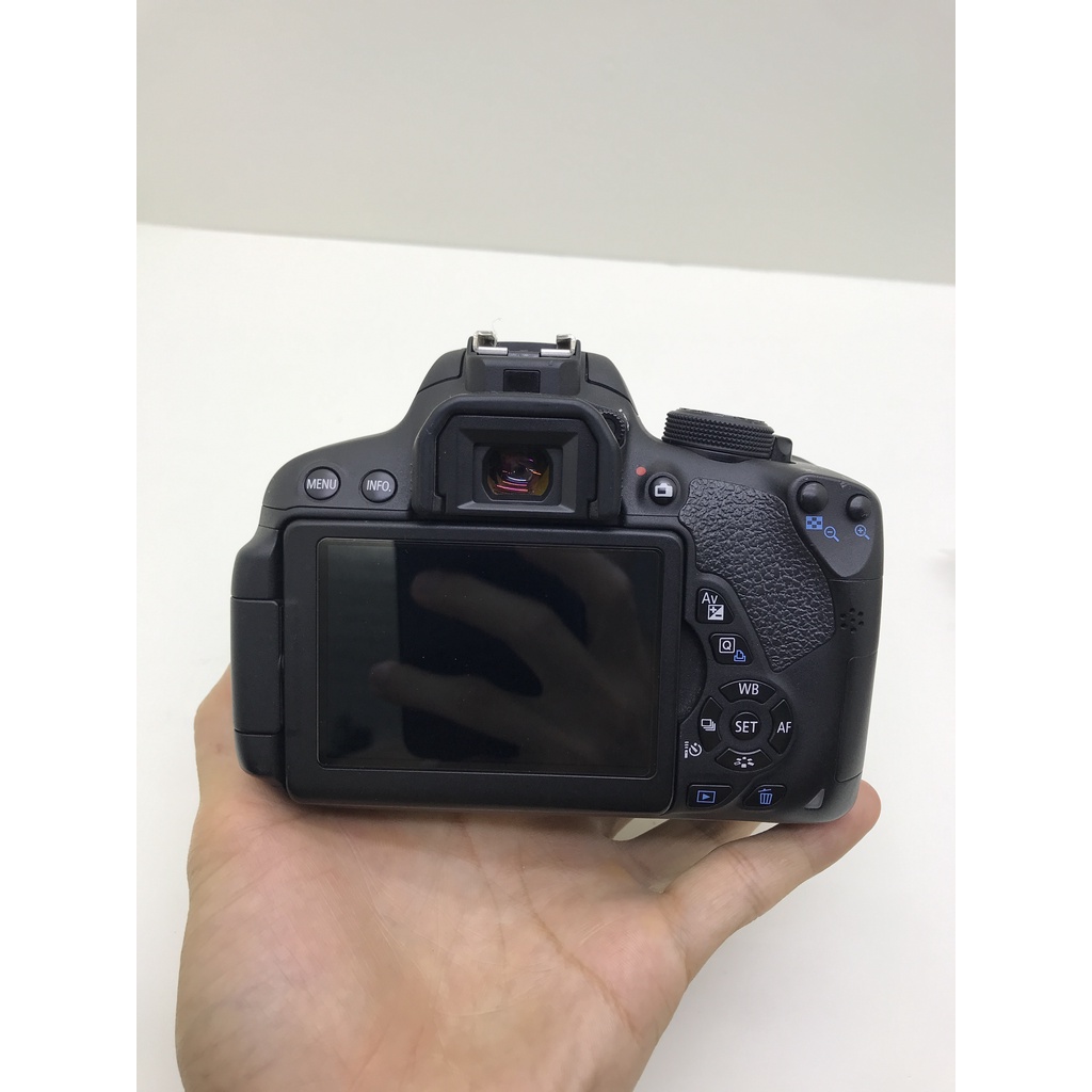 Máy Ảnh Canon 700D Kèm Ống Kính EF-S 18-55mm f/3.5-5.6 IS mới 98%