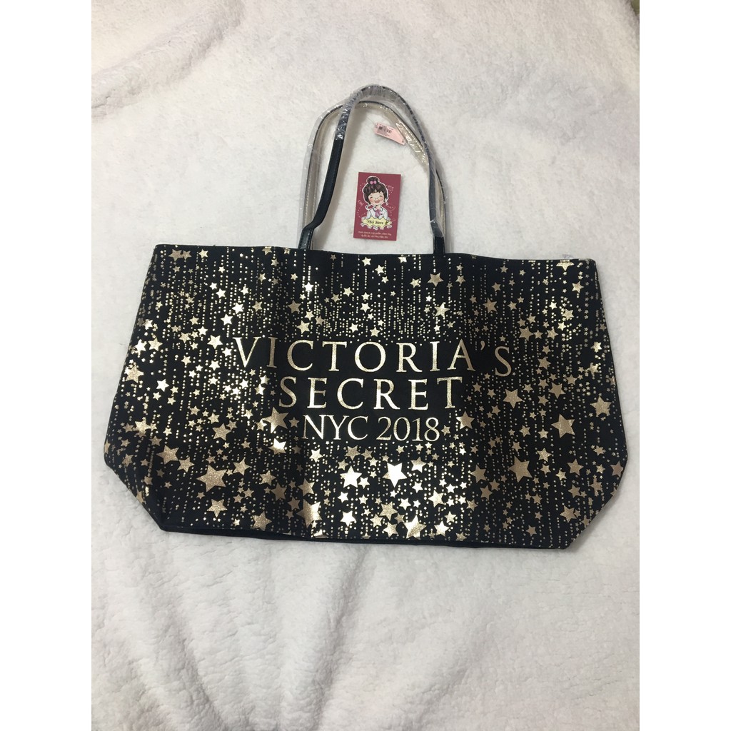 {Chuẩn Auth} {Bill Mỹ} Túi Tote Túi xách Victoria' Secret Fashion Show 2018 màu đen chữ vàng+ngôi sao vàng khóa kéo
