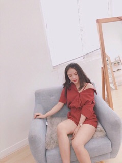 Jumpsuit sọc trễ vai