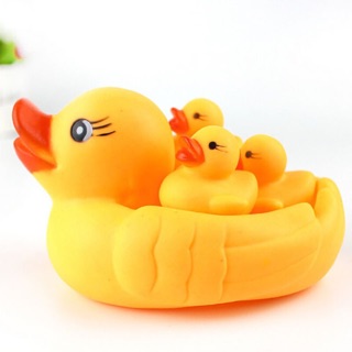 Vịt thả chậu tắm cho bé