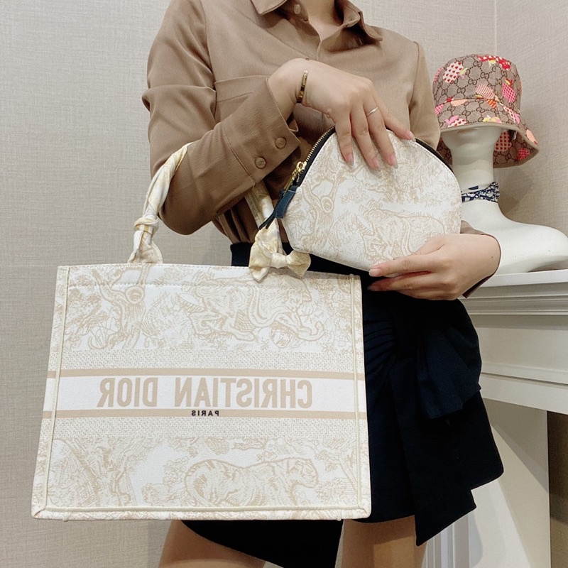 Túi dior thổ cẩm hình thêu đủ màu size 36