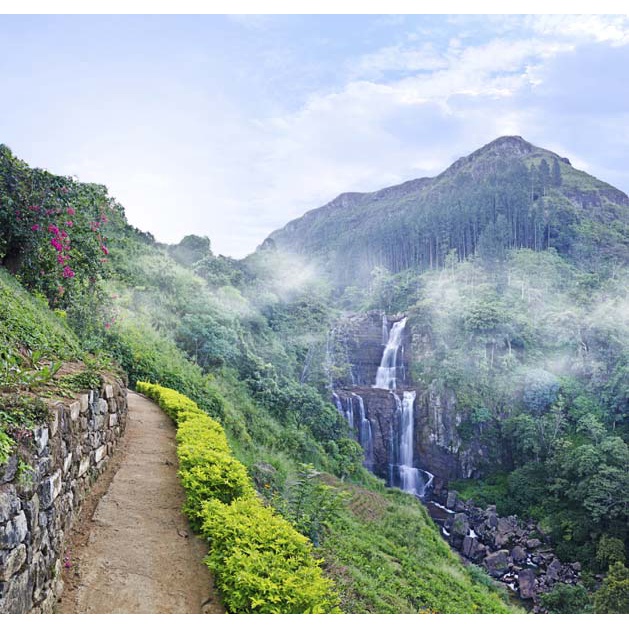 Tranh phong cảnh thác nước thiên nhiên tươi đẹp thác mềm mại lấp lánh dưới ánh mặt trời.