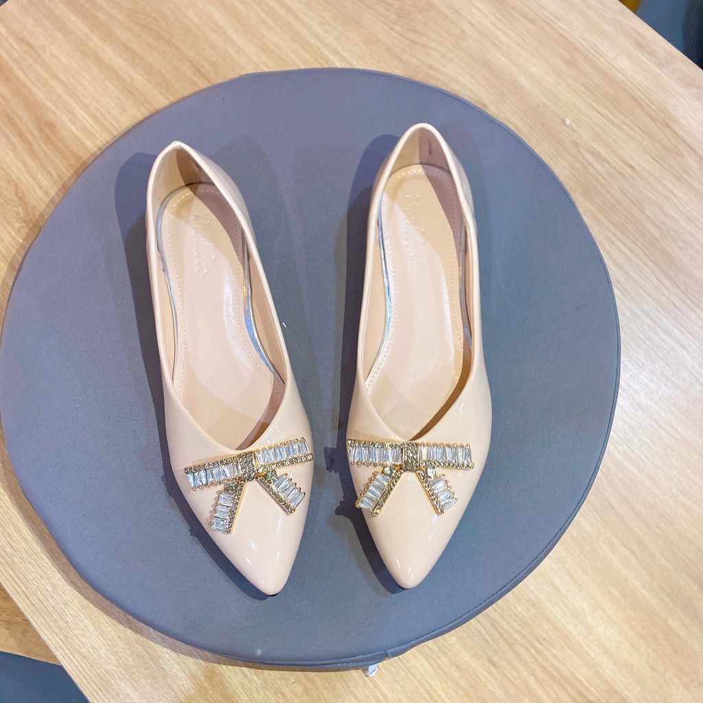 Giày búp bê nữ đế bằng Bánh Bèo mũi nhọn da bóng nơ đá màu đen và kem | BigBuy360 - bigbuy360.vn