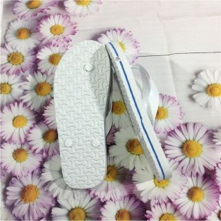 Dép kẹp mang ở nhà có 2 màu trắng và xanh
