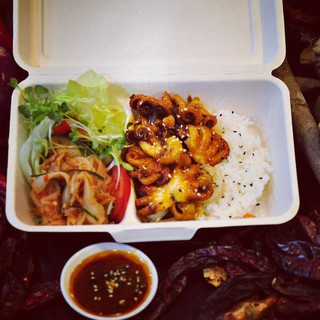 Lốc 100 Hộp xốp vuông 2 ngăn đựng thức ăn ( H19)