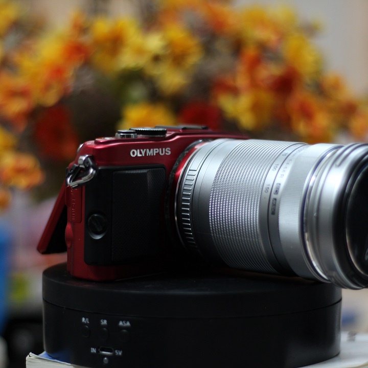 Máy ảnh Olympus E-PL6 kèm ống kính Zuiko 45-150mm