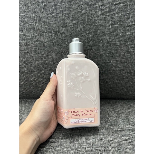 Sữa dưỡng thể hoa anh đào Loccitane Cherry Blossom Body Lotion 250ml