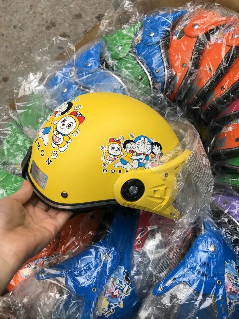 Nón bảo hiểm tặng khẩu trang cho bé