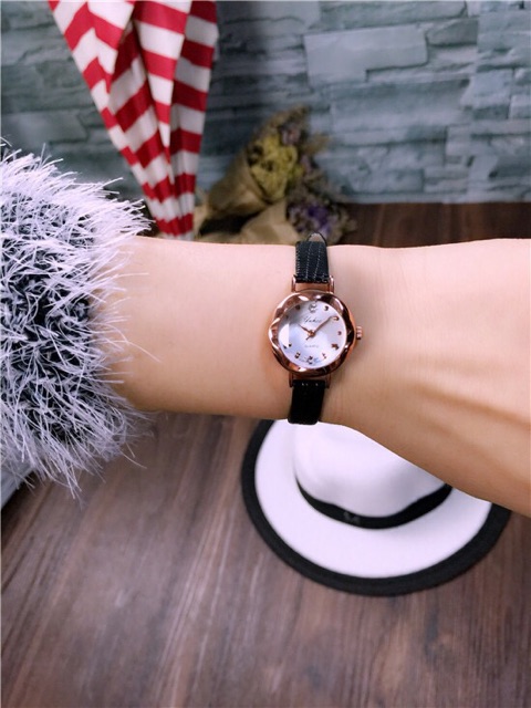 Đồng hồ nữ Yuhao mặt vát 3d nhỏ xinh | BigBuy360 - bigbuy360.vn