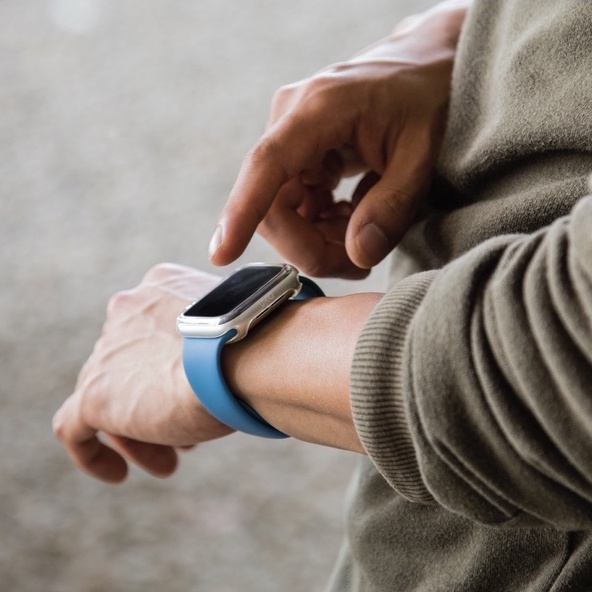 Ốp Apple Watch UNIQ Garde Hybrid Bảo Vệ Màn Hình Apple Watch Series 1,2,3,4,5,6,7/ SE  Màu Xám Khói