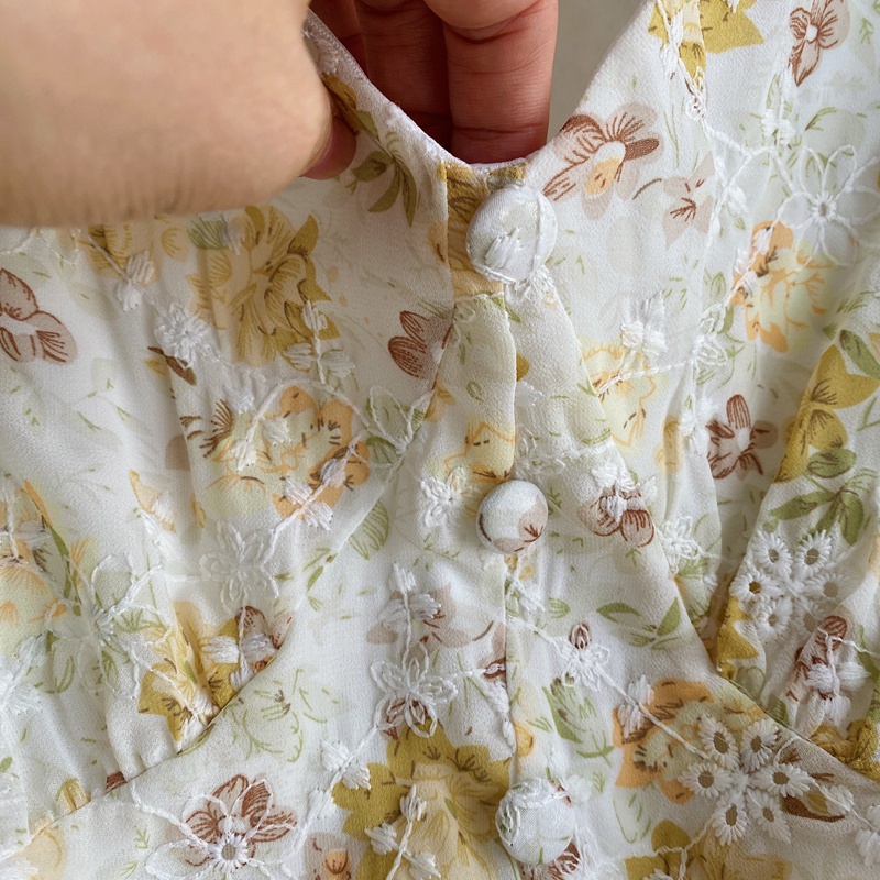 Jumsuit hoa nhí cổ V phối ren