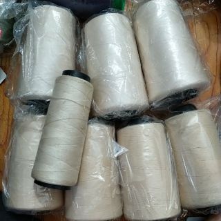 Thành cuộn chỉ màu kem đậm 5000m