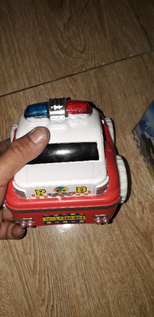 Chiếc xe mô hình Police bằng nhựa có nhạc và đèn led tặng kèm pin