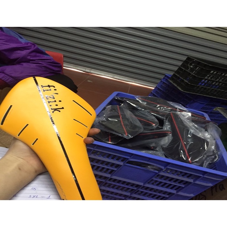 Yên carbon Fizik Arion gọng carbon sọc dài