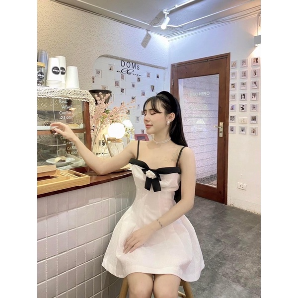 Đầm xoè 2 dây kèm tag hoa 🖤 Thelaniclothing