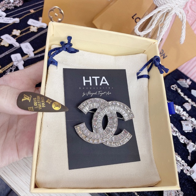 Cài áo thương hiệu