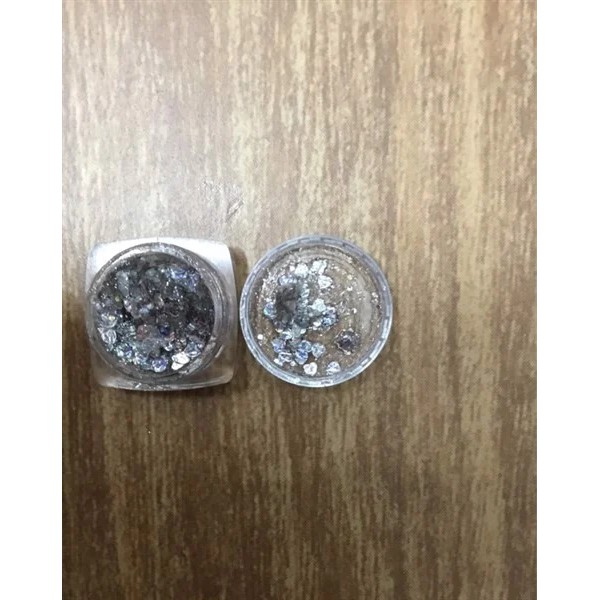 Nhũ lớn đính đuôi mắt và má