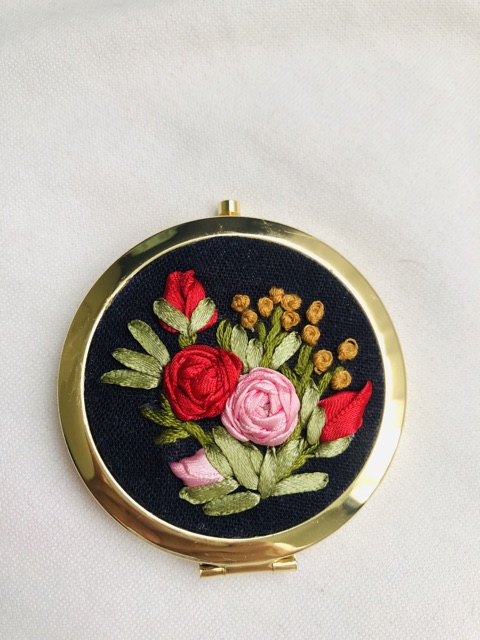 Gương thêu handmade
