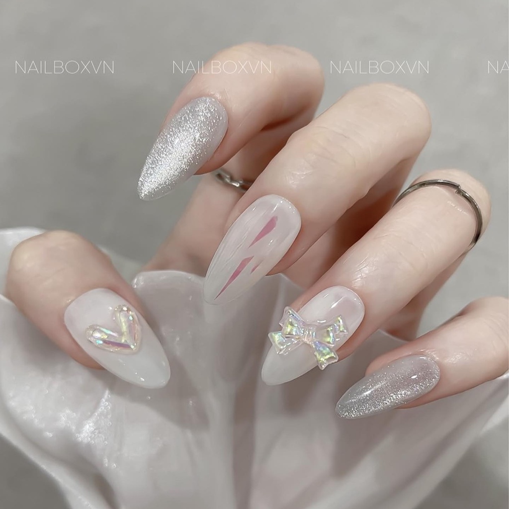 Bạn muốn sở hữu một bộ móng giả ombre gold hoàn hảo? Tại sao không thử dịch vụ customized nails ombre gold sets 2024 của bộ sưu tập nail art giả của chúng tôi? Với kiểu dáng phù hợp và sự linh hoạt về thiết kế, bạn có thể vừa tạo nên một kiểu móng theo ý thích, vừa duy trì sự tiện lợi khi sử dụng.