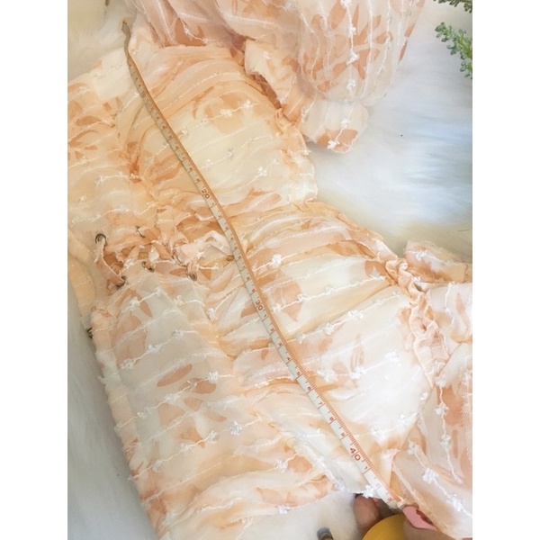 Áo croptop cúp ngực tay phồng và quần sort kaki trắng