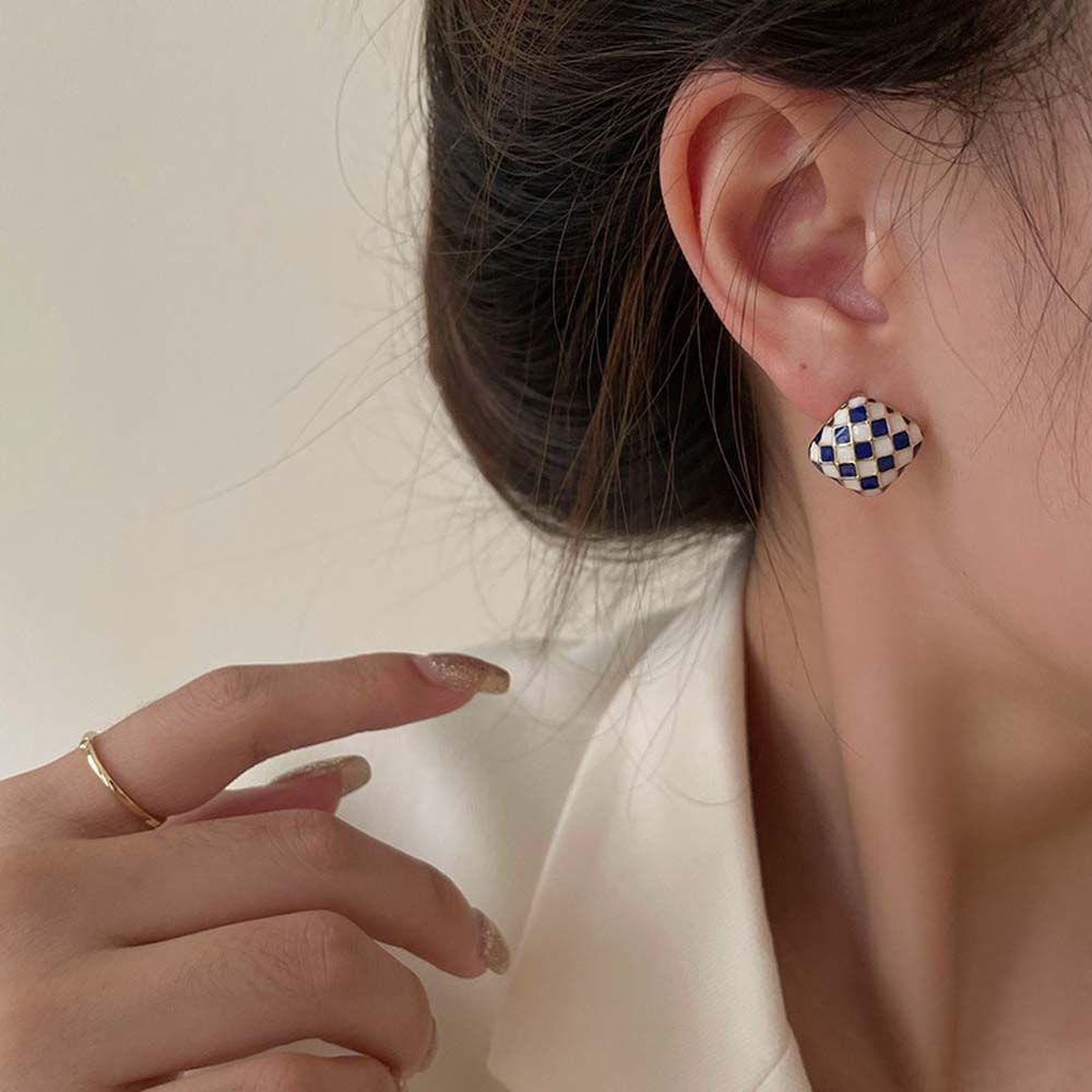 Bông tai bằng kim loại họa tiết ô vuông màu trắng đen phong cách hàn quốc cổ điển cho nữ mẫu mã đa dạng
