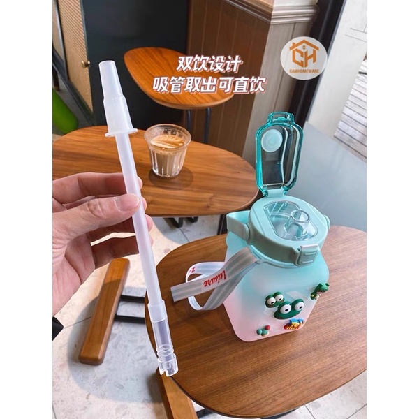 Bình Nước Nhựa Vuông Có Ống Hút Kèm Dây Đeo Cực Tiện Lợi Xinh Xắn Dễ Thương, Dung Tích 1500ml