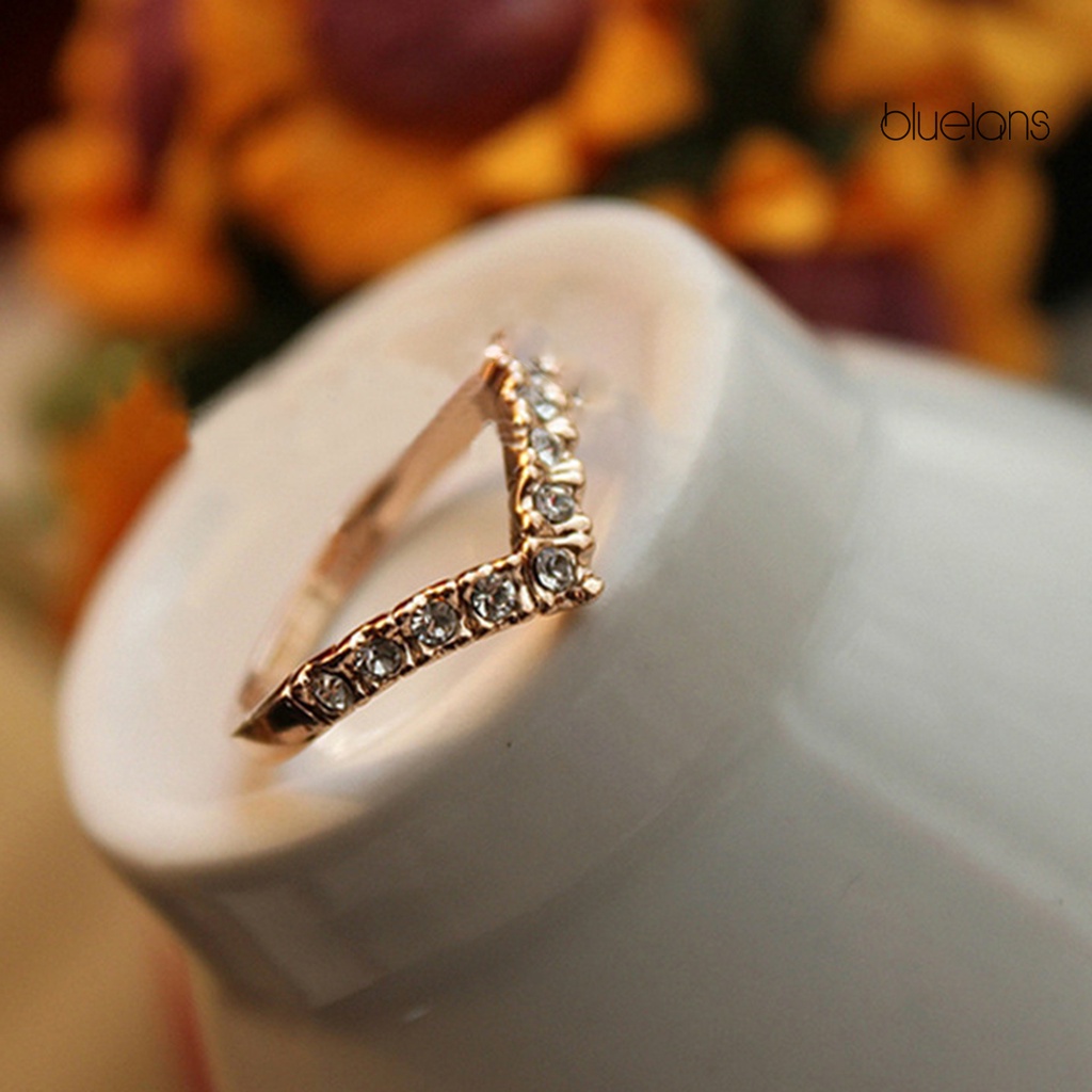 Nhẫn Cưới Đính Đá Xanh Hình Chữ V Thanh Lịch